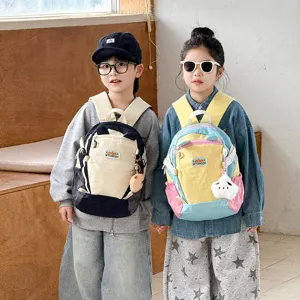Bunter Kinderrucksack aus Canvas mit Fronttasche, süßem Anhänger und bequemen Gurten.