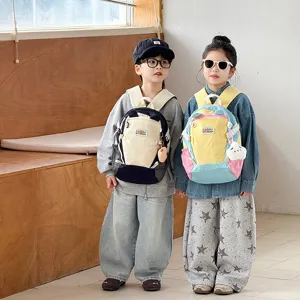 Kinder Farbblock Rucksack Detail Szene mit zwei Modellen und stilvollen Schultaschen.