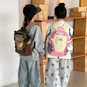 Detailansicht des bunte Kinderrucksacks, leere Schultasche fuer Kindergarten und Studenten.