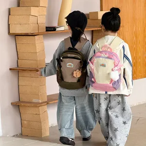 Detailansicht des bunten Kinderrucksacks, leichte Schultasche fuer Kindergarten und Freizeit.