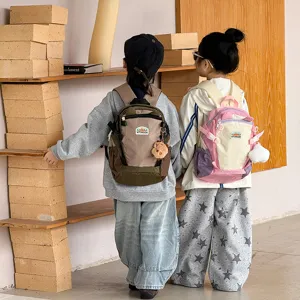 Farbblock Kinder Rucksack Detailansicht, süße Kita Schultasche mit charmantem Stil.