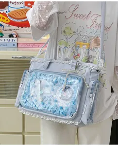 Primer plano que muestra la ventana transparente y el encaje del dulce bolso ita JK.