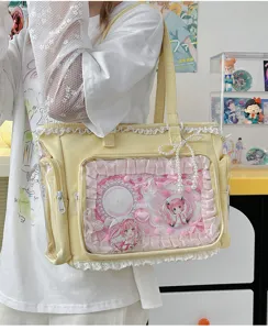 Vista detallada de un bolso ita japonés estilo dulce con bolsillo frontal transparente.