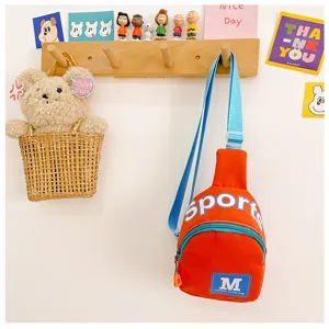 Gedetailleerd overzicht van de kleurrijke kinder borsttas met sportprint en voorvak.