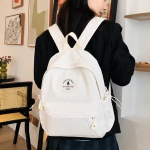 Mochila de lona blanca minimalista para mujer, elegante bolsa escolar casual para el día a día.