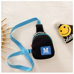 Stijlvolle kinder borsttas met contrasterend kleurontwerp, lichte crossbodytas voor kinderen.