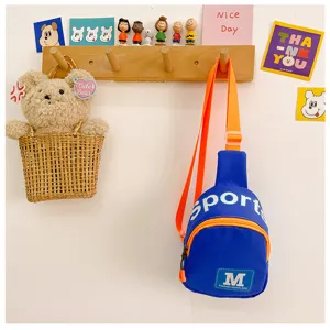 Gedetailleerd overzicht van kinder colorblock borsttas met sportprint en handige riem.