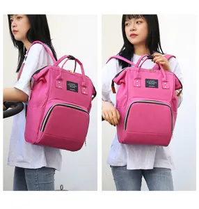 Vue détaillée du sac à dos à langer rose multifonctionnel de grande capacité.