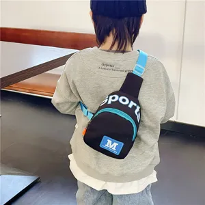 Kinder vrije tijd borsttas met kleurblok design, lichtgewicht en praktisch voor dagelijks.