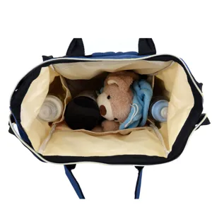 Vue détaillée de l'intérieur du sac à langer avec grande capacité et multiples compartiments.
