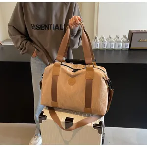 Große Reise-Duffelbag, wasserdichte PU Sporttasche für Damen, tragbare Weekender Tasche.