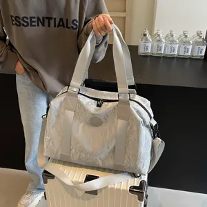 Große silberne Reisetasche wasserdichte Sporttasche für Damen Alltag Wochenendausflüge.