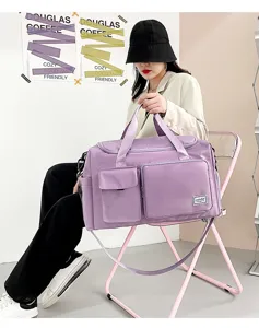 Violette Reisetasche mit mehreren praktischen Fächern und Schultergurt für Fitness.