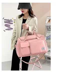 Detailansicht der rosa Reisetasche mit großem Fassungsvermögen und praktischen Fächern.