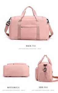 Rosa Reise-Duffle-Bag Detail zeigt wasserdichtes Gewebe, Reißverschlüsse und Design.