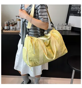 Grand sac de voyage jaune, sac de sport léger et fourre-tout avec larges sangles pour loisir.