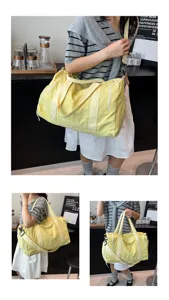 Sac de voyage léger en nylon jaune, grand sac de sport et de week-end pour usage quotidien.