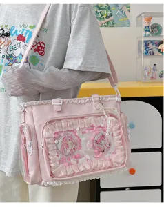 Vista detallada del bolso ita rosa con ventana transparente y volantes para pines.