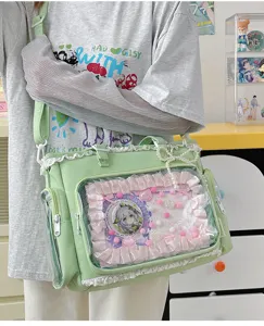 Vista detallada de un bolso ita verde menta de estilo japonés dulce con ventana transparente.