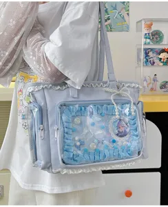 Vista detallada de un bolso tote transparente estilo anime japonés azul claro con encaje.