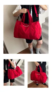 Vue détaillée du sac de voyage rouge, montrant sa grande capacité et ses solides poignées.