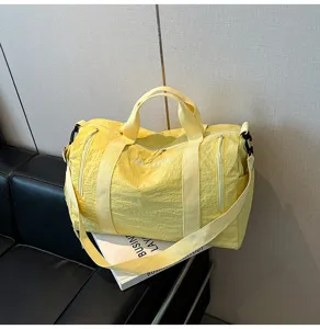 Grand sac de voyage jaune pour le fitness le sport et les courts séjours avec bandoulière.