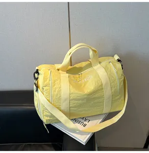 Gros plan d'un sac de voyage jaune vif avec bandoulière et tissu de haute qualité.