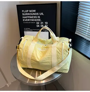 Grand sac de voyage jaune pour le sport, le fitness et le plein air avec bandoulière.