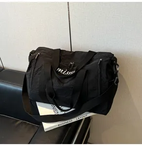 Vue de detail du sac de voyage noir de grande capacite, bagage de fitness de loisir.