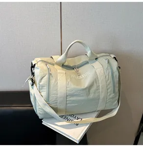 Détail de sac de voyage, grand sac de sport de fitness en nylon avec poignées pratiques.