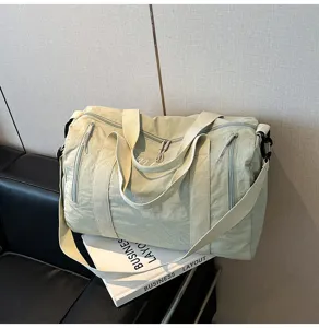 Vue détaillée de sac de voyage léger grande capacité, idéal pour le sport et fitness.