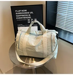 Sac de voyage de sport léger vert avec des des poches multiples pour le fitness et le yoga.