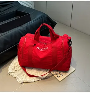 Grand sac de voyage rouge pour fitness yoga et sport en plein air design léger et spacieux