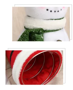 Primer plano de la copa del árbol de Navidad con muñeco de nieve y resorte de metal.