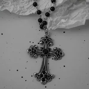 Collier pendentif croix gothique vintage Y2K avec perles noires et détails argentés.