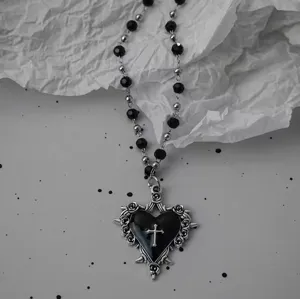 Y2K collier pendentif croix cœur gothique chaîne perlée noire bijou vintage détail.