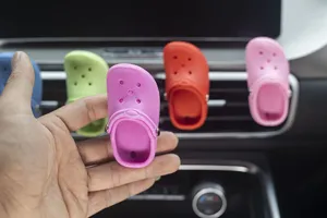 Mini klomp schoen auto ventilatierooster clip detail, schattig kleurrijk aromatherapie accessoire.