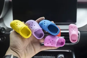 Mini clog schoen auto ventilatierooster clips, kleurrijke miniatuur schoen decoratie.