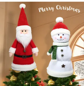 Vista detallada de muñecos de peluche de papá noel y muñeco de nieve para decoración navideña.