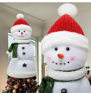 Vista detallada de la punta de árbol de Navidad con muñeco de nieve, gorro y bufanda.