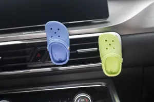 Gedetailleerd overzicht van de mini klomp ventilatieclip met blauwe en groene schoenen.