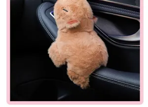 Dettaglio peluche capibara carino, morbido ornamento decorativo per interni auto.