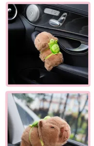 Dettaglio decorazione maniglia porta auto in peluche capybara, morbido peluche closeup.