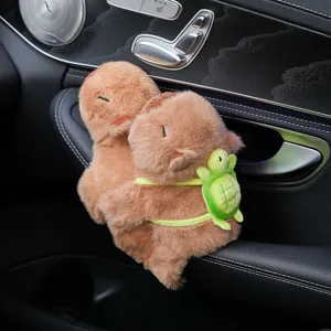 Simpatico peluche capibara con zaino tartaruga, morbida decorazione per interni auto.