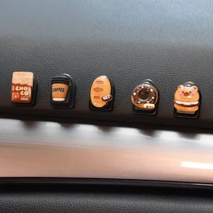 Leuke cartoon auto haken zelfklevende dashboard decoratie set chocolade koffie beer