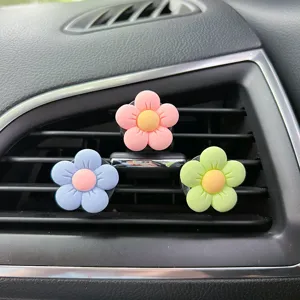 Close-up van schattige kleurrijke bloem auto ventilatierooster clips geïnstalleerd.