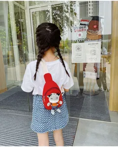 Grazioso borsello da torace per bambini con dettaglio mucca di peluche, scena all'aperto.