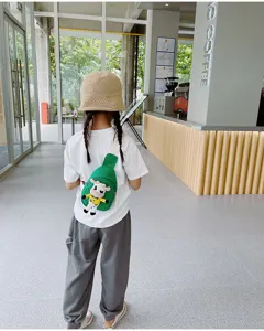 Borsa da petto per bambini in tela verde con simpatico peluche di mucca, borsa a tracolla alla moda.
