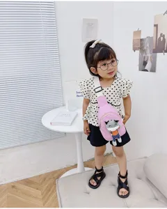 Borsa da petto in tela rosa per bambini con peluche di toro, perfetta per uso quotidiano.