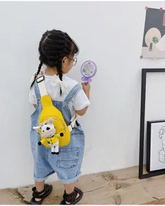 Vista dettagliata ravvicinata di una graziosa borsa da petto per bambini con ciondolo mucca.
